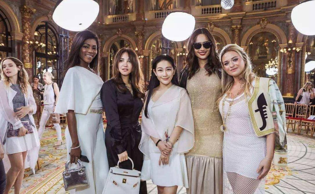 15人拼单3000一夜，名媛群聊天截图曝光，撕开当下社会虚伪遮羞布