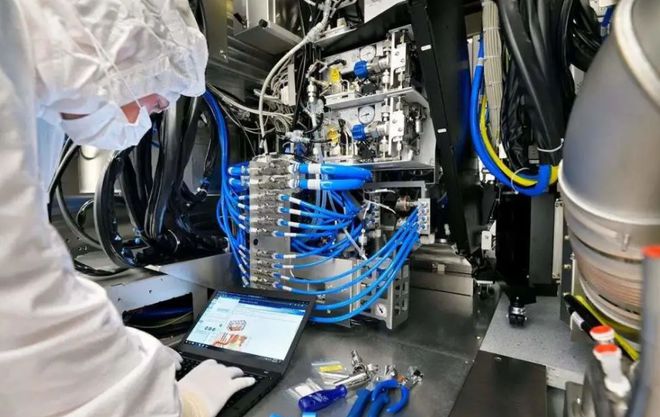 最近荷兰卖给中国光刻机了吗,荷兰对中国光刻机进展最新表态