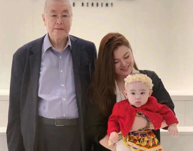 抱孙子的年龄却喜当爸的明星,六位年过60岁无儿无女的明星