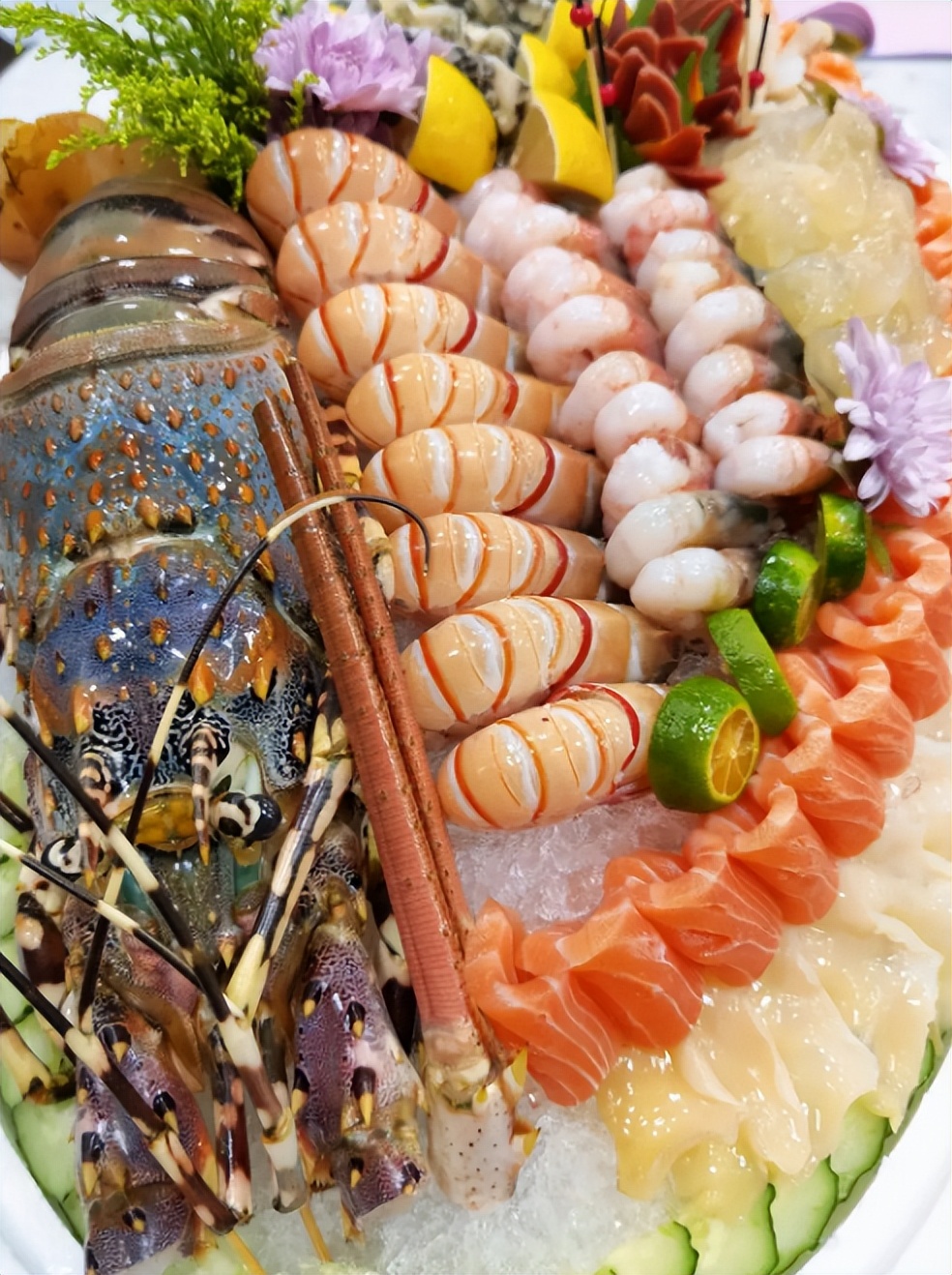 40位同学三亚聚会，游轮上摆宴席，20道贵菜10瓶茅台，账单50万