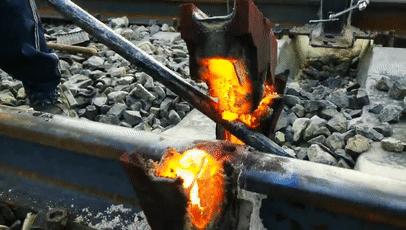 用坩埚熔化铁水,熔铁坩埚是什么材料制成的