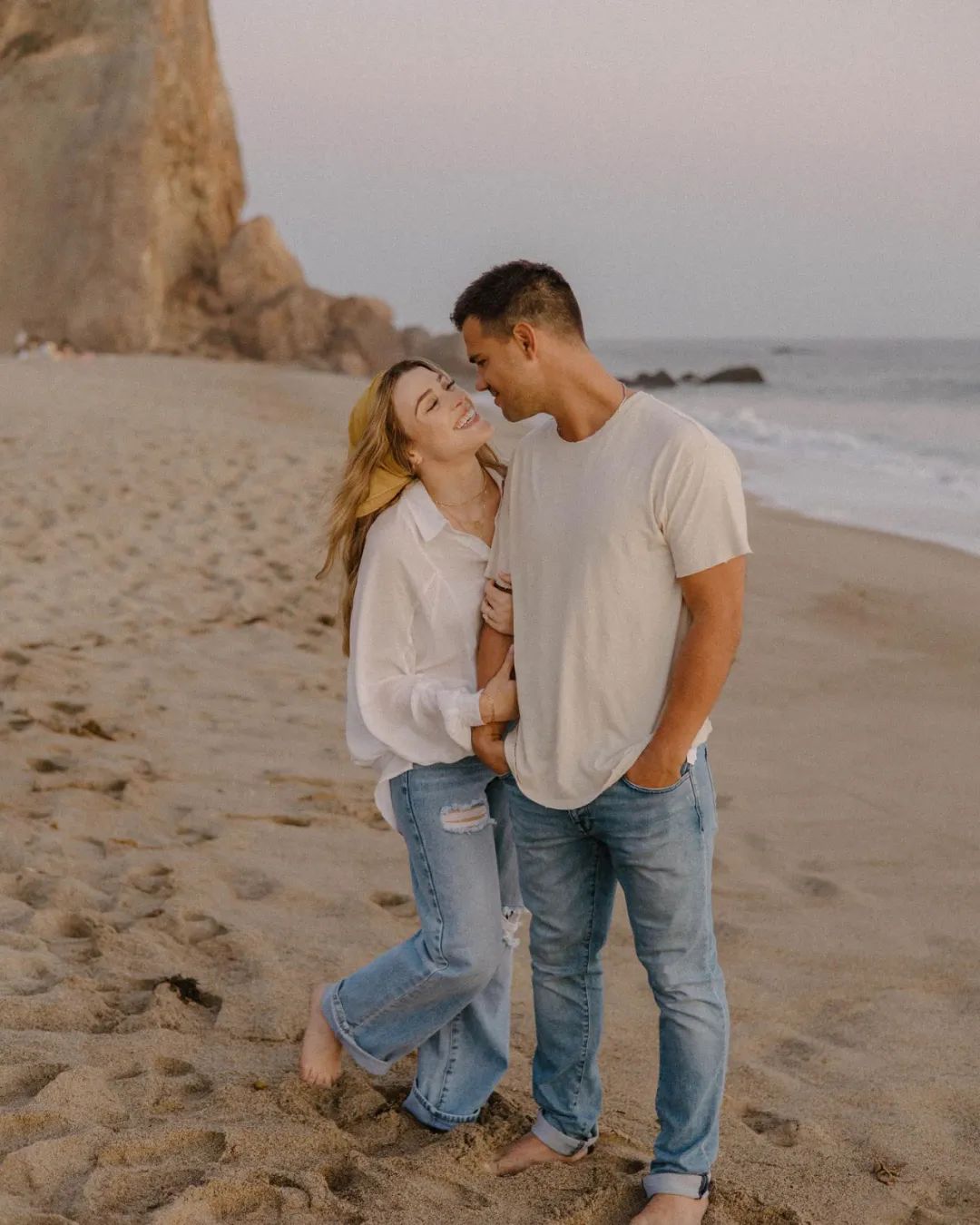 让霉霉写歌后悔分手的男神官宣结婚！娶同名小护士：这缘分绝了…