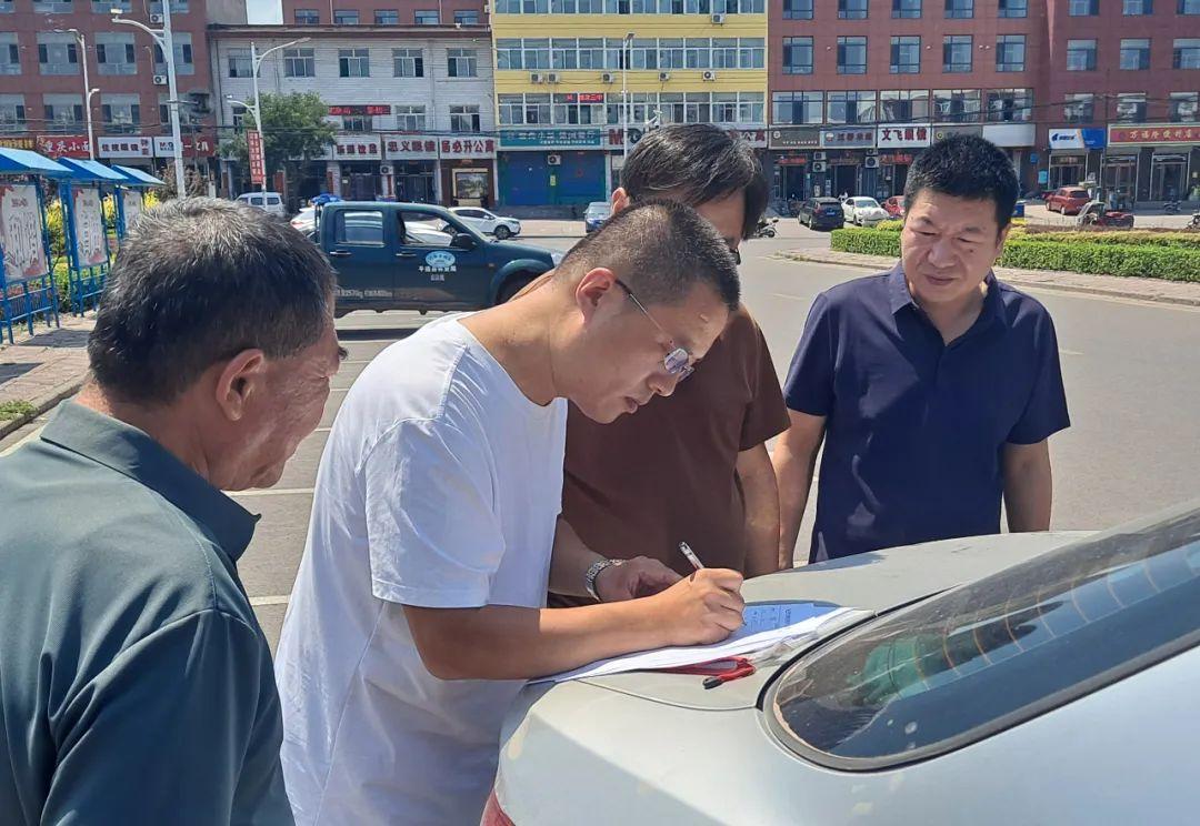 小红隼落难获救助,大妈救助一只红隼下集