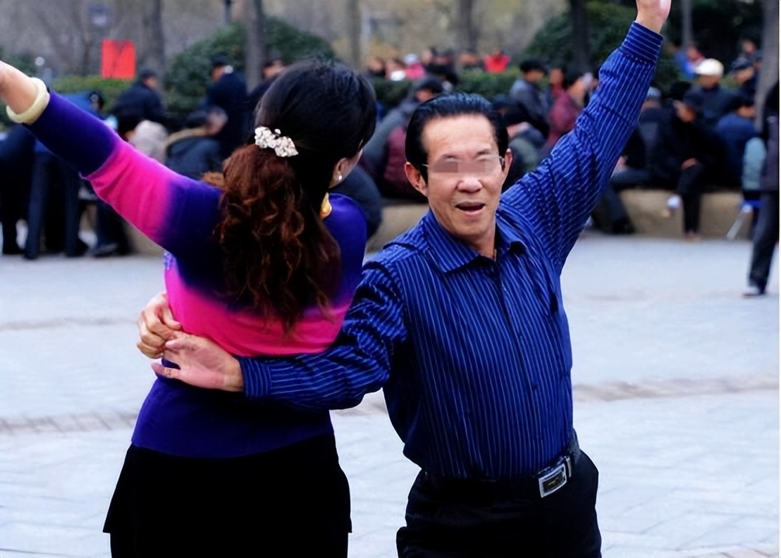 大脑开始“萎缩”时，身体一般会出现这4种反应，不妨仔细观察