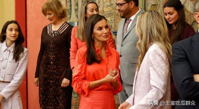 莱后给国家女队长颁奖，公主试训足球运动员，西班牙王室爱看球！