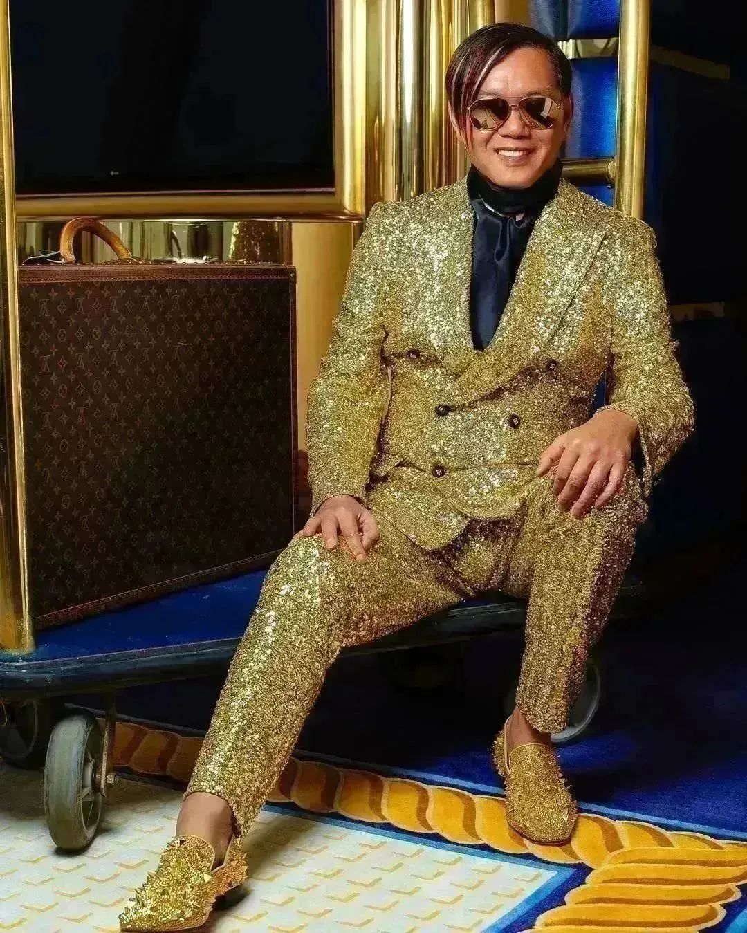 香港富豪上千万买的车,香港富商24辆劳斯莱斯