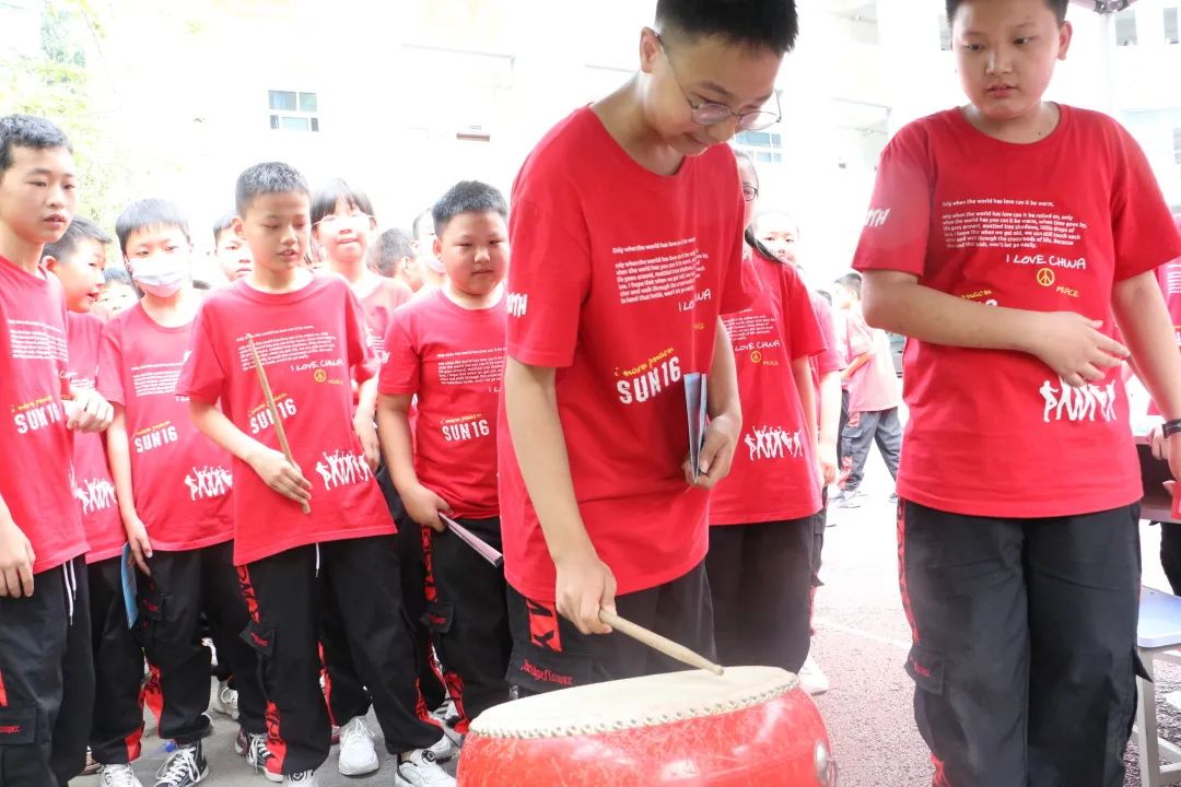 万二小举行2016级毕业典礼暨毕业班综合素质拓展活动