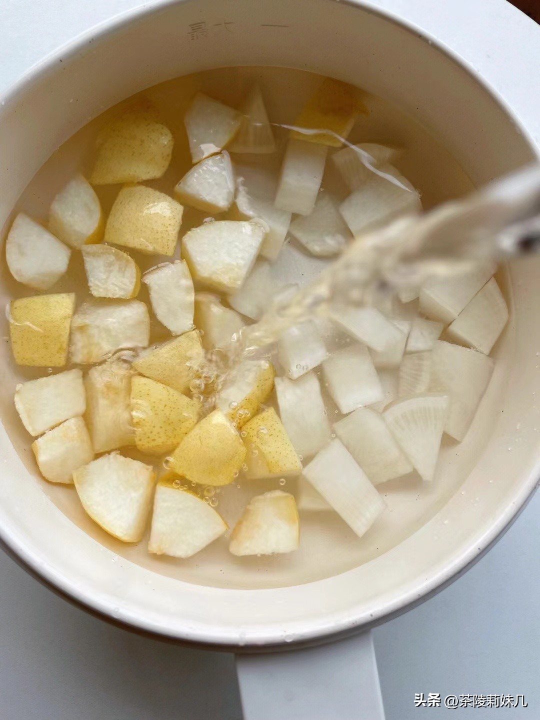 雪梨炖白萝卜作用是什么,白萝卜加雪梨还可以加什么