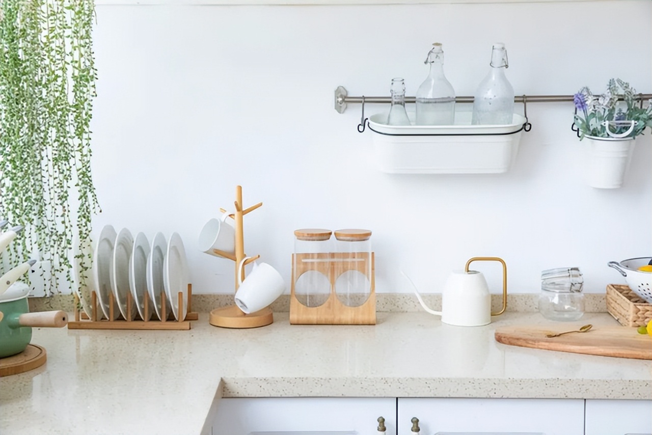 家里有椭圆形很多脚的虫子,长了很多脚的虫子像蜈蚣一样