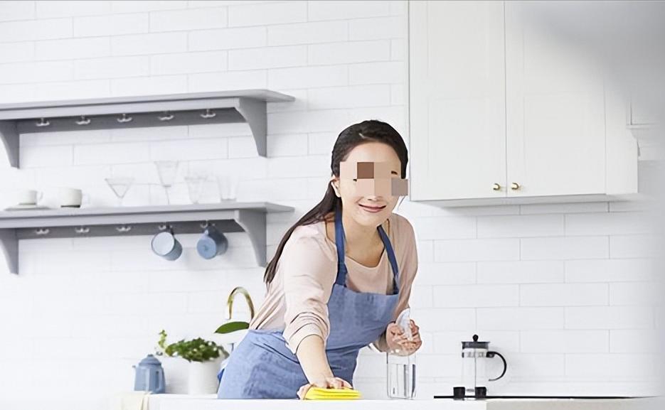 51岁大妈找24岁健身陪练引发命案,46岁大妈陪两个健身教练死亡通报