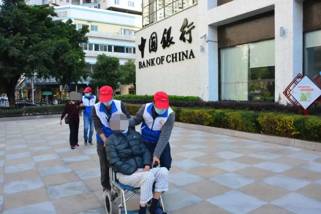 护送瘫痪老人,老人突发重病昏迷交警紧急护送