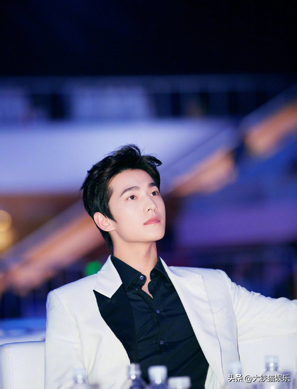 穿“黑衬衫”好看的男明星，只服这7位，个个长身玉立，贵气逼人