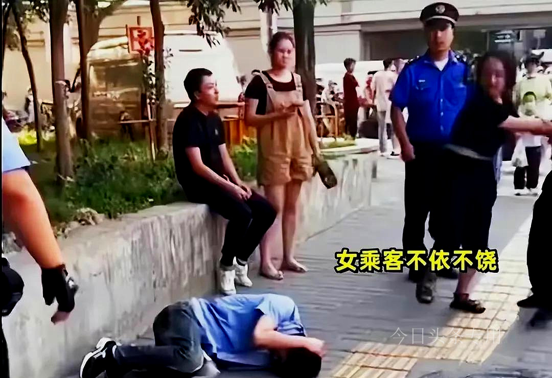 西安司机被踹*体下**后续:“打人双煞”身份曝光,现已刑拘!