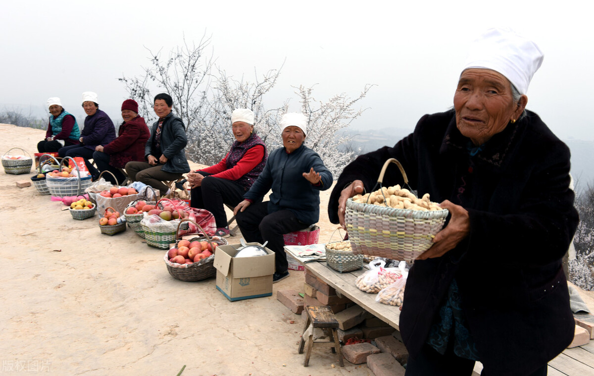 为生活奔波的老年人,为了生活而辛苦的老人值得尊敬