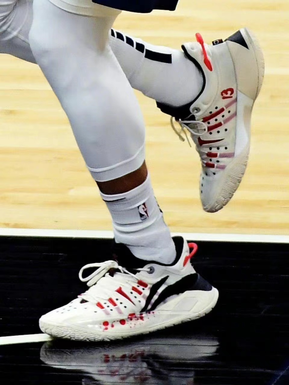 李宁cj一代黑红配色,李宁18号篮球