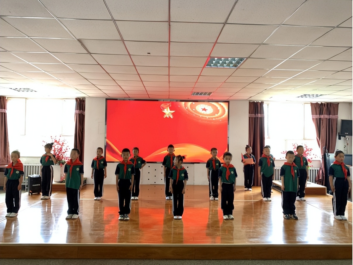 齐云路小学一年级入队仪式,凤泉区耿庄小学新队员入队仪式