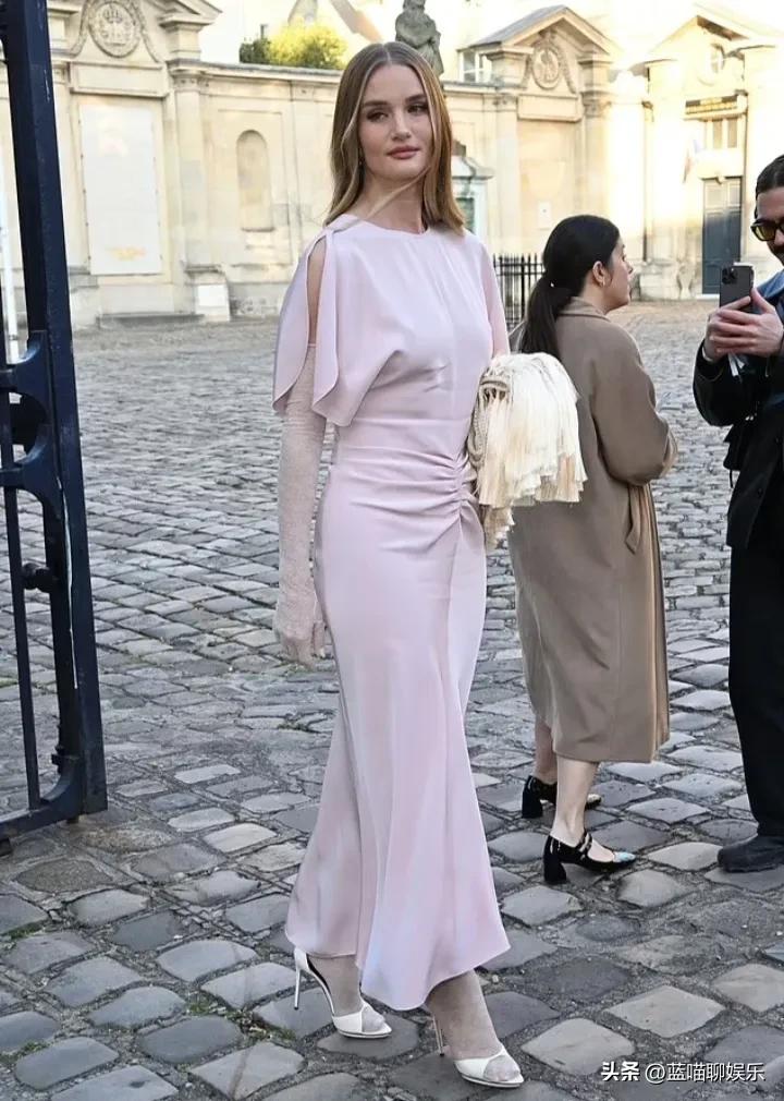 妮可拉蓝色皮裙,妮可拉布鲁克林红毯