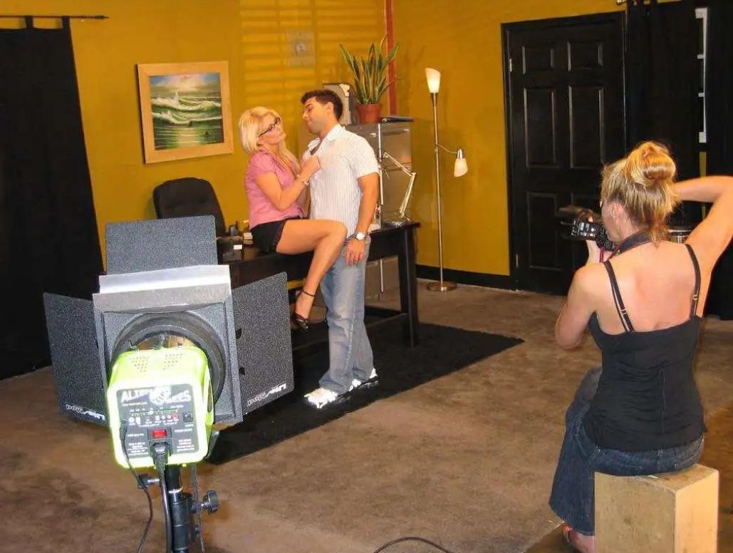 女孩15岁就能接客，性是工作也是生活，捷克缘何沦为色情大国？