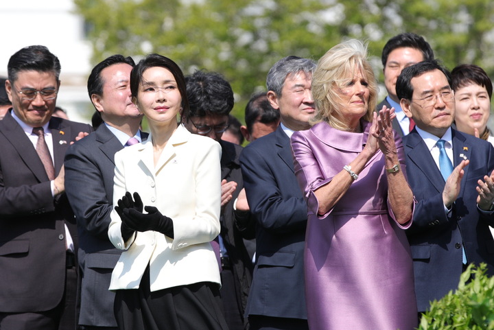 韩第一夫人穿军装,访美韩国第一夫人