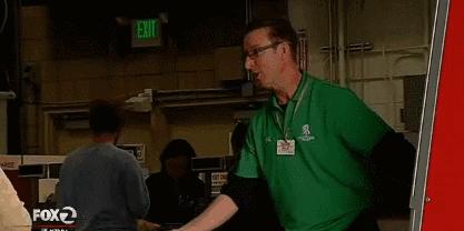 把随手丢弃的购物小票变成孩子们最珍贵的礼物，小镇因他而感动