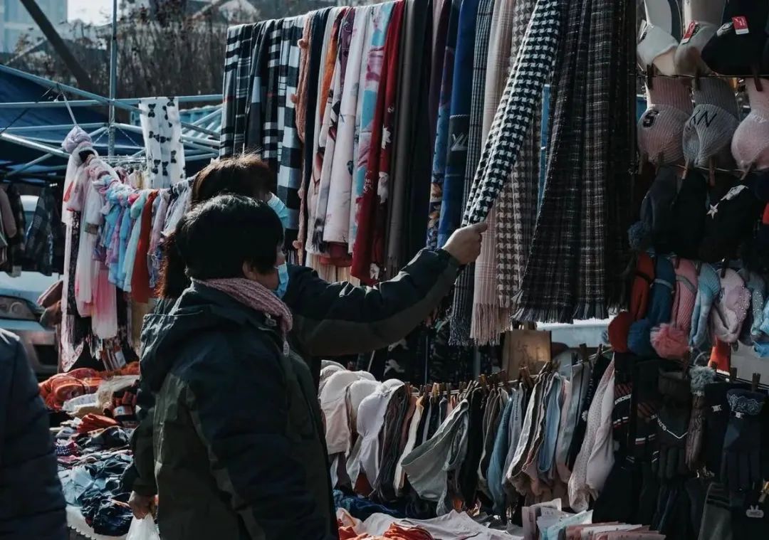 路边摊的衣服一件多少钱,路边摊10元衣服从哪里来