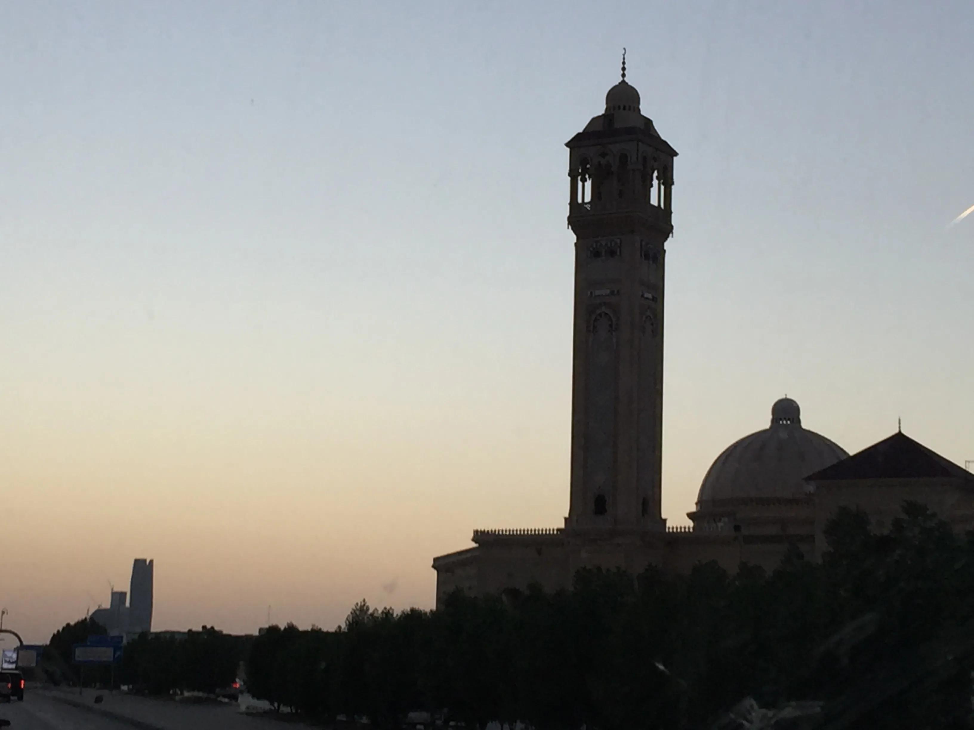 沙特是名副其实的石油王国,沙特阿拉伯富裕的石油王国