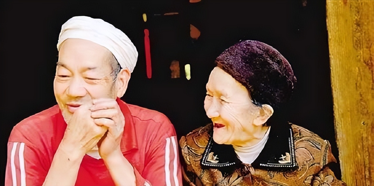 夫妻隐居深山为爱修阶梯真实,19岁小伙和寡妇隐居深山50年