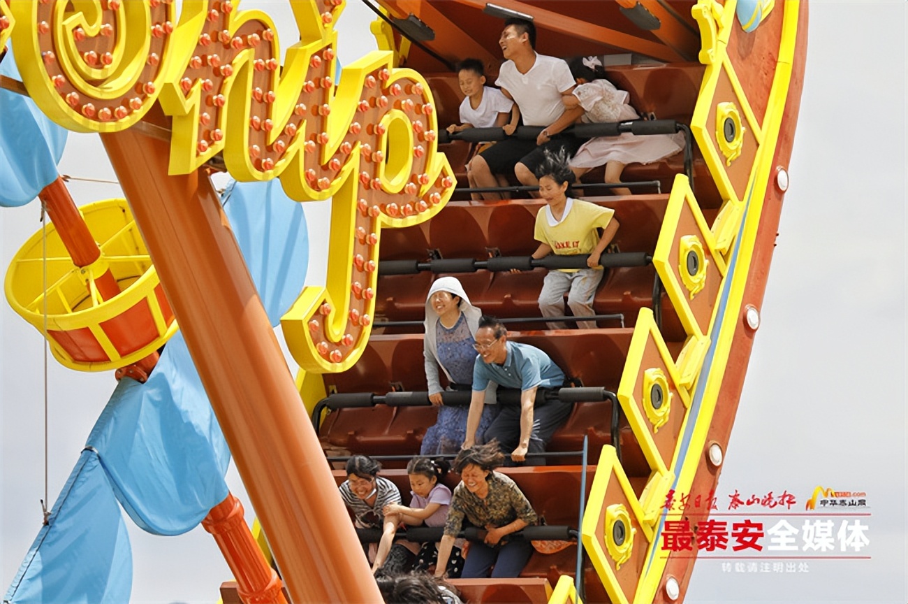 泰山石敢当文化园成*安泰**文旅“新名片”开园首日吸引众多游客“打卡”