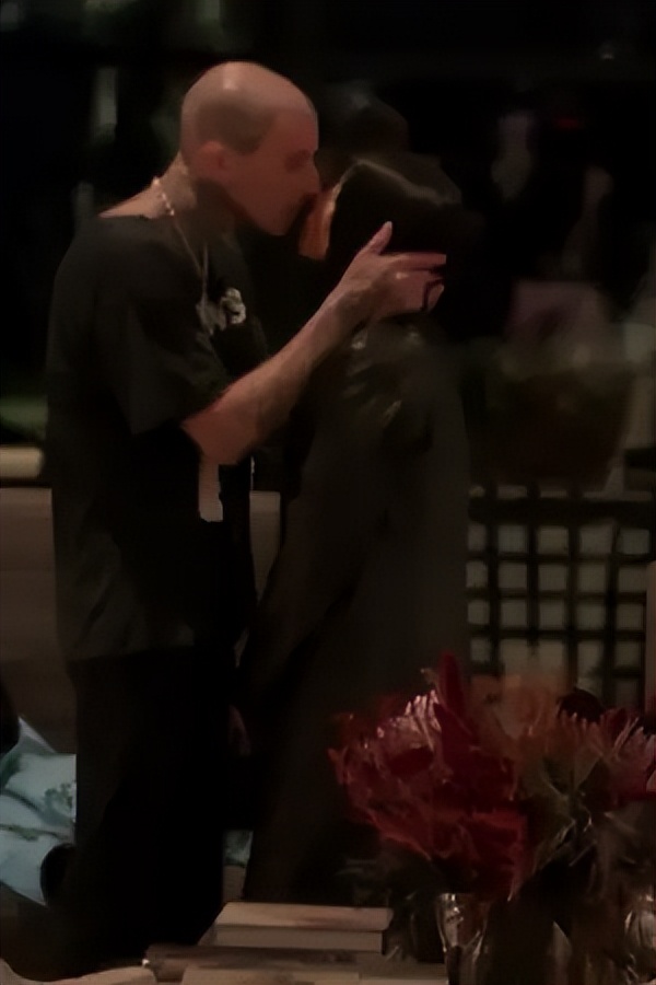 卡戴珊办奢华婚礼！被前任撞见亲热场面，修罗场引全网吃瓜