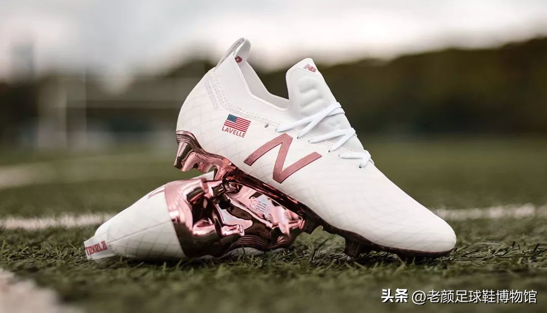 曼联英格兰队双料队长代言，最先将碳板植入足球鞋的品牌是它
