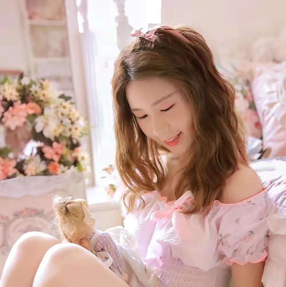 赞美女人美丽动人的诗句,形容女子妆容美丽的诗句