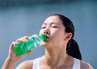 绿瓶雪碧在20年以后值不值钱,绿瓶雪碧绝版有收藏价值吗