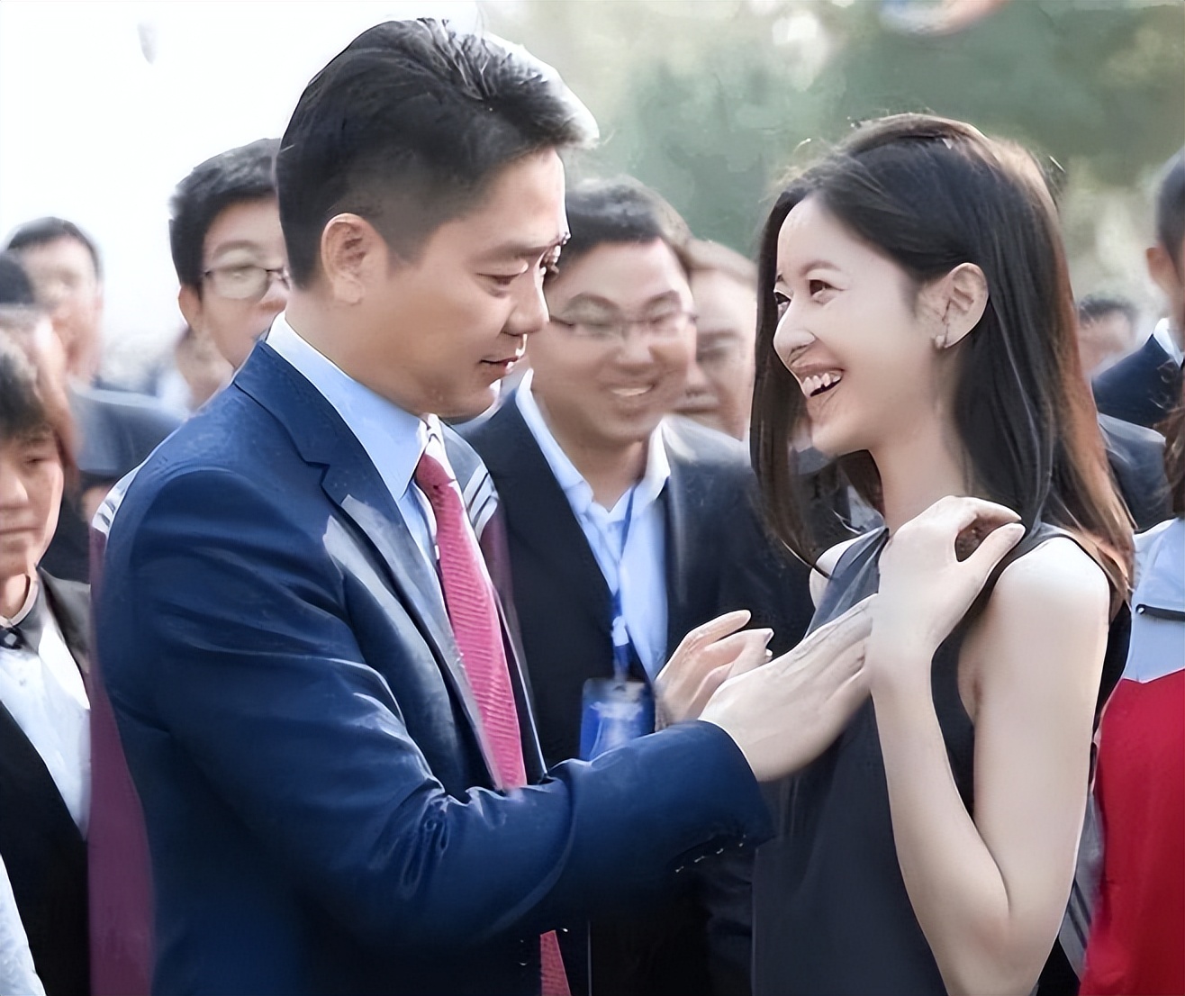 章泽天与刘强东在美国秀恩爱照,章泽天刘强东英国