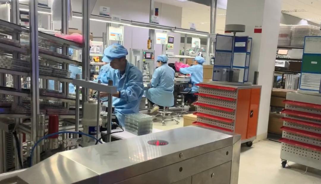 暑假，大学生涌入富士康流水线