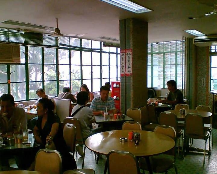 她18岁到香港做洗碗工，21岁创业，如今成为千万资产网红店老板