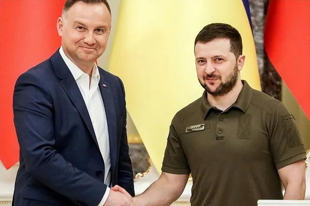 波兰民众熬夜抢购煤炭,波兰民众熬夜排队购煤