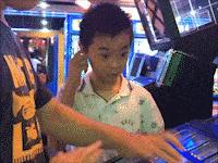 一哥们在殡仪馆守灵，闲着无聊，半夜用手机搜附近的人