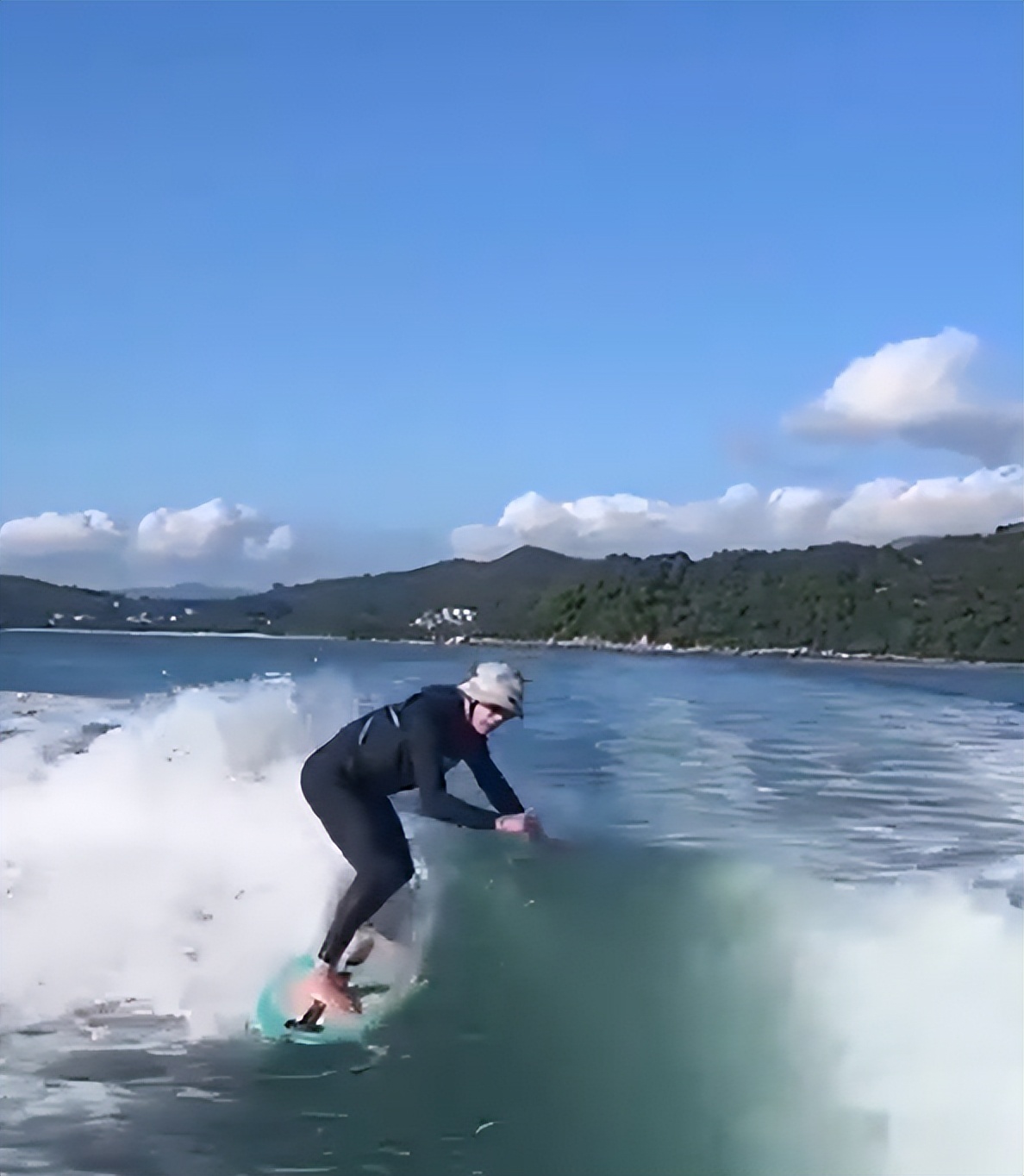 60岁周星驰冲浪炫技！水中翻腾身形矫健，baby评论区指导十分专业