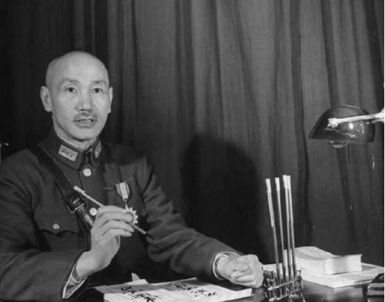 宋美龄与王耀武,1948年王耀武接见国民党将领