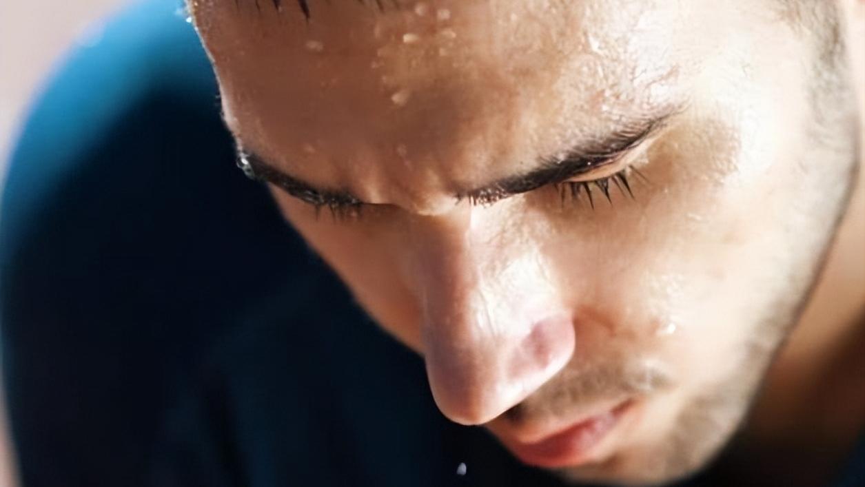 爱出汗和不爱出汗的人哪个更健康,爱出汗和不爱出汗的人都是病吗