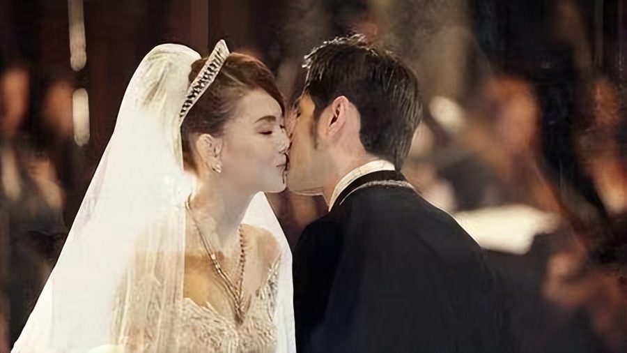 昆凌17岁遇见周杰伦21岁成天王嫂,昆凌17岁就被周杰伦追上视频