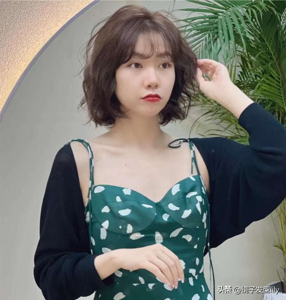 斜分发型中长发女,今年流行的女发造型