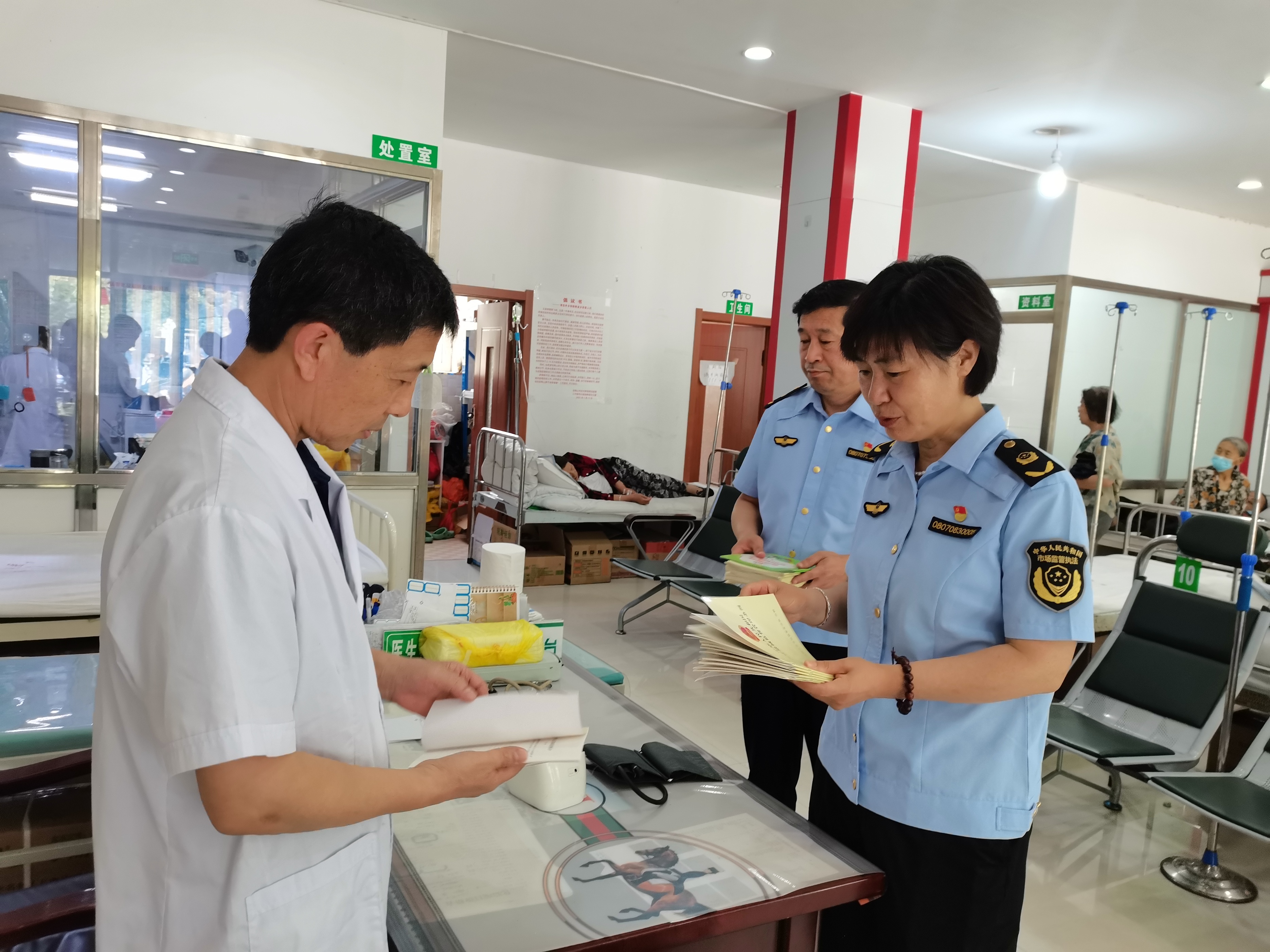 安全用械你我共享健康----友谊县市场监督管理局开展2023年“全国医疗器械安全宣传周”活动