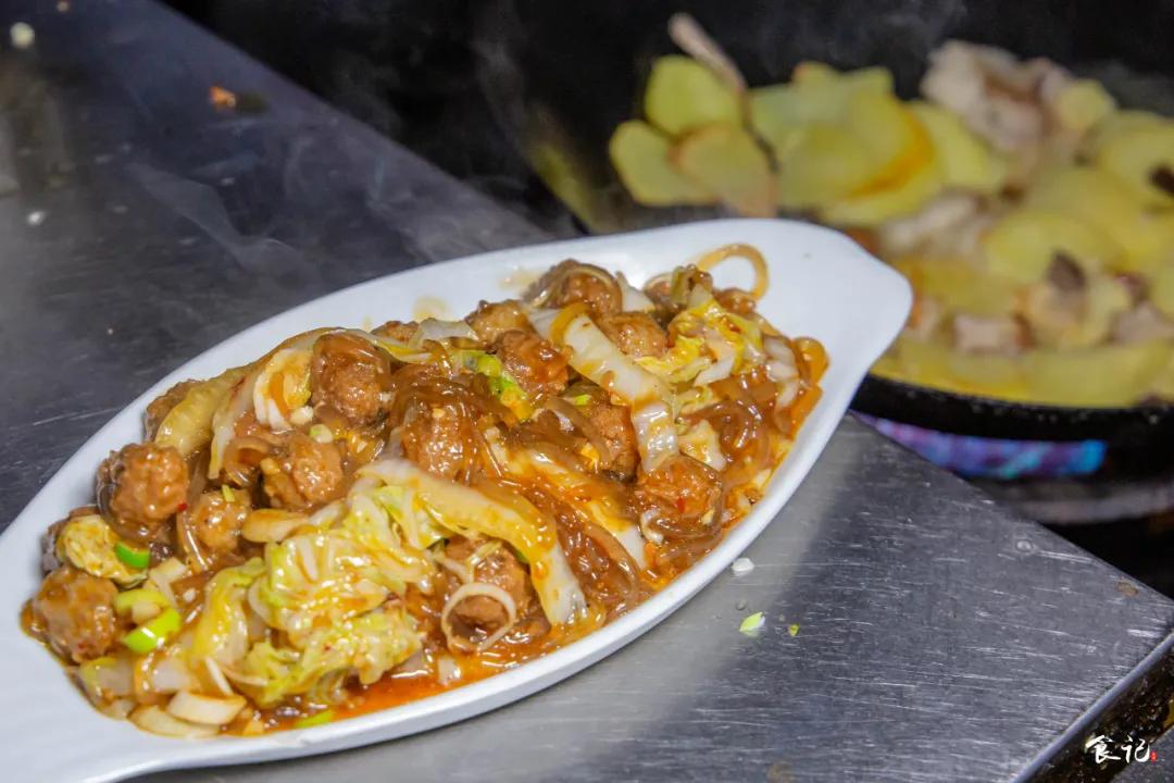 40m²的小店,厨房就占一半!建昌家属院旁的这家馆子开了23年