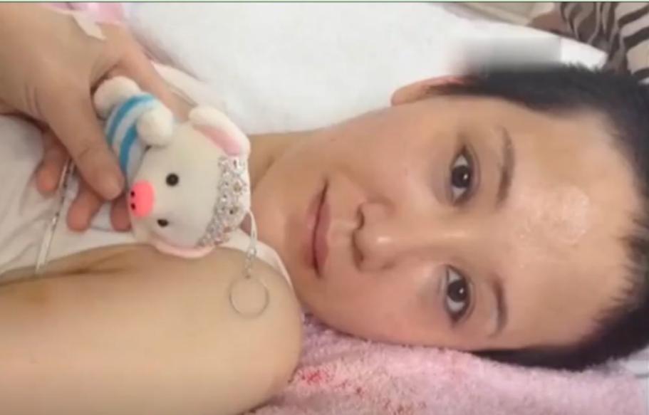 美女重伤成植物人，男友一家一起照料，美女醒来后让小伙左右为难