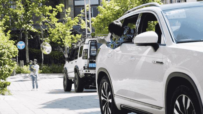 夫妻带5岁女儿和4岁儿子环游世界,夫妻带着孩子环游世界