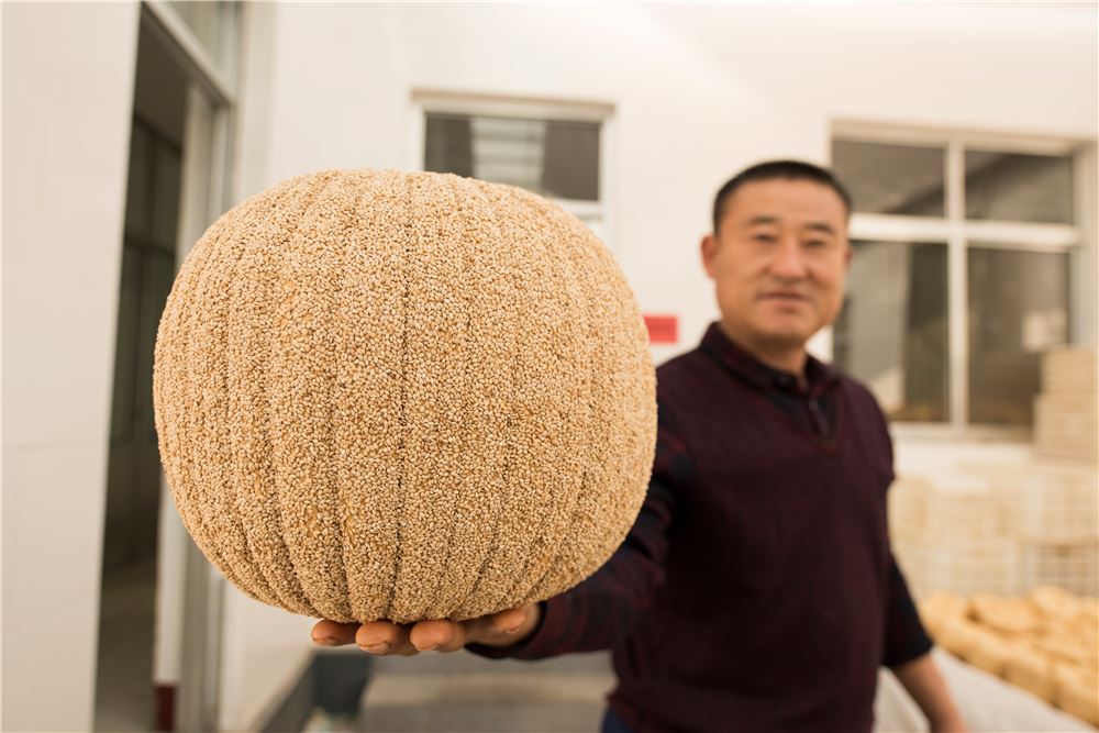 小哥农闲2个月赚1万8直播卖糖瓜，腊月二十三糖瓜粘，小时候味道