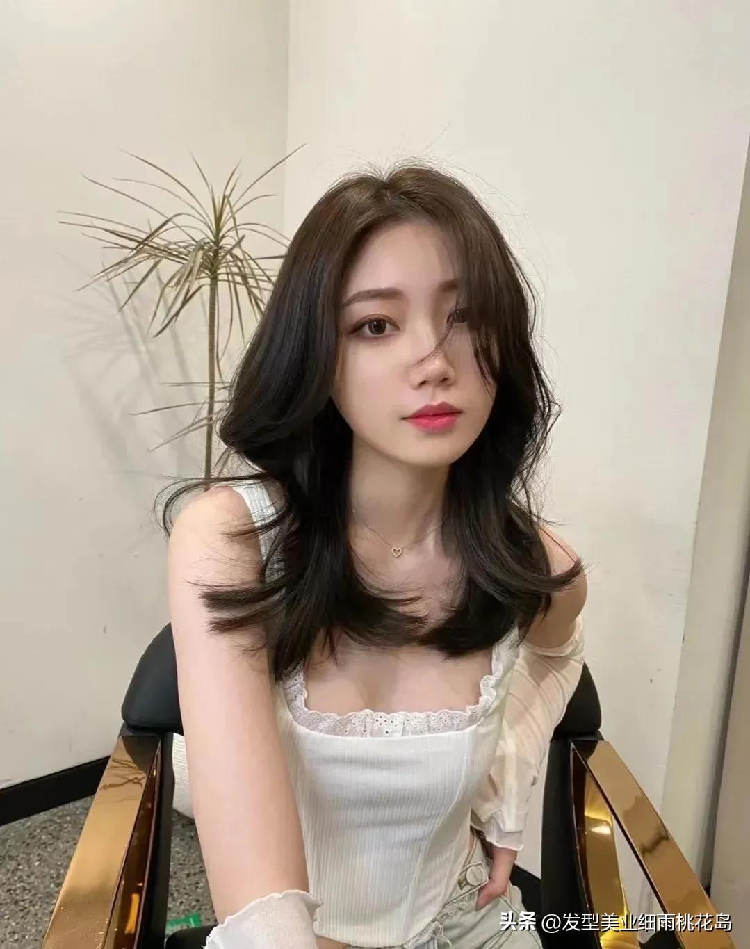 层次感且有弧度锁骨发,层次感微卷锁骨发