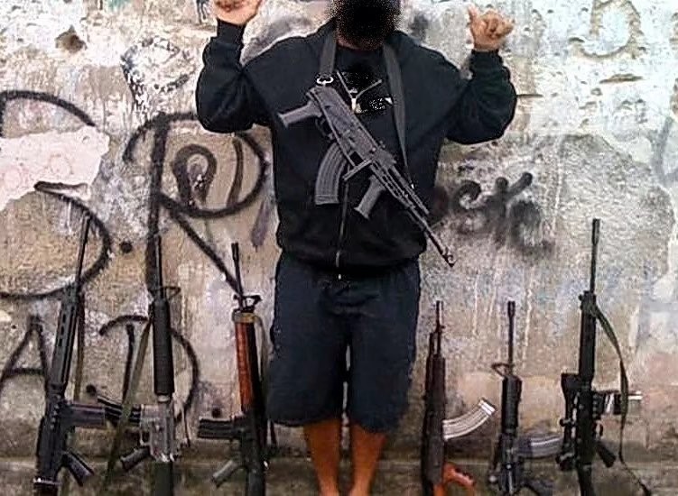 巴西贫民窟毒贩真实视频,中国记者探寻巴西贫民窟毒贩