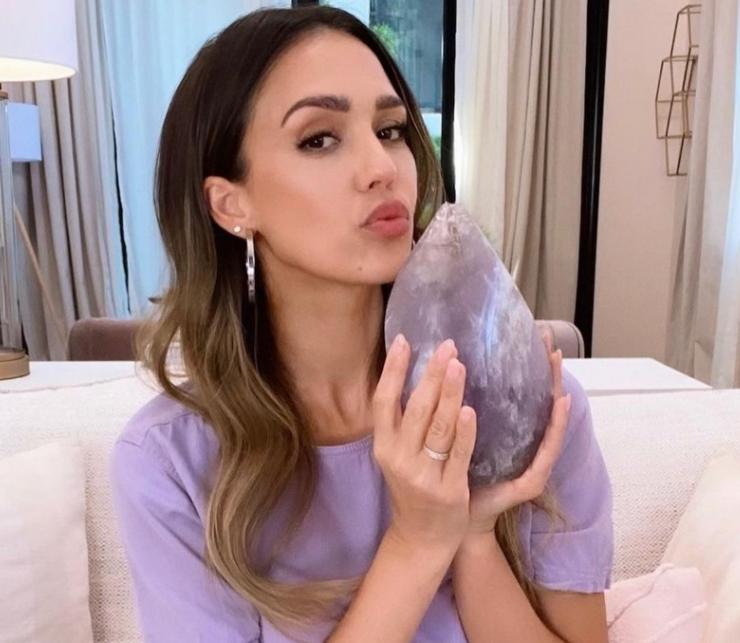 杰西卡·阿尔芭：19岁爆红全网，24岁嫁导演生三娃，如今身价92亿